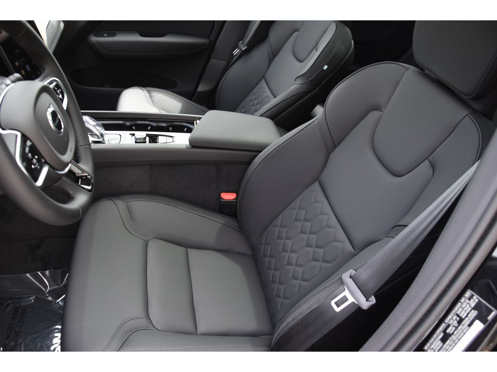 2026 Volvo XC60 B5 Plus photo 11