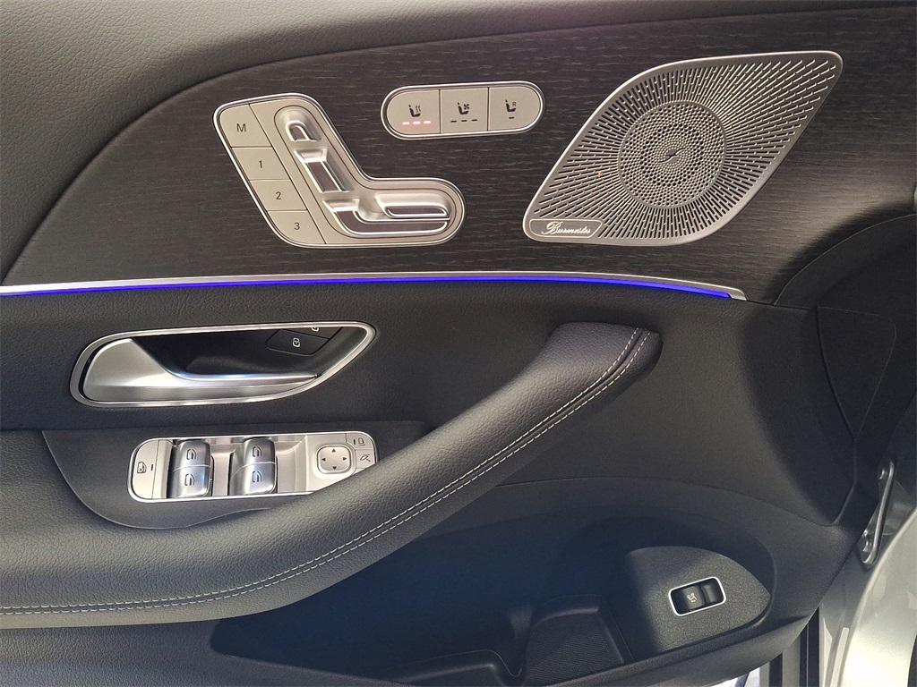2025 Mercedes Benz GLS 450 4MATIC photo 8