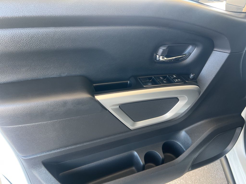 2024 Nissan Titan Crew Cab photo 4