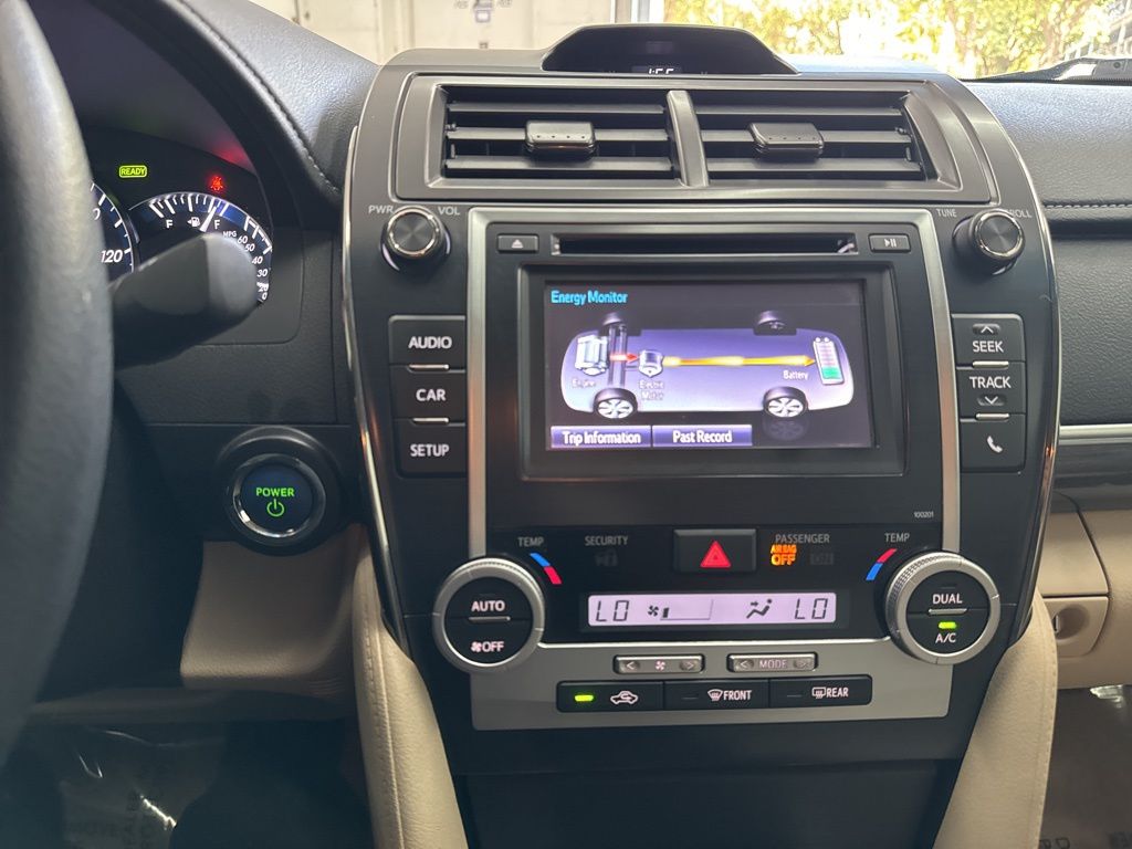 2014 Toyota Camry Hybrid LE photo 30
