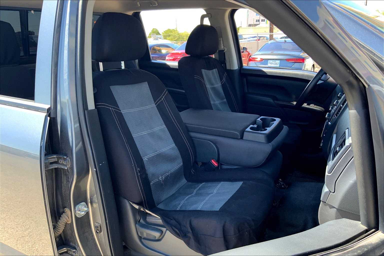 2023 Nissan Titan S Crew Cab photo 8
