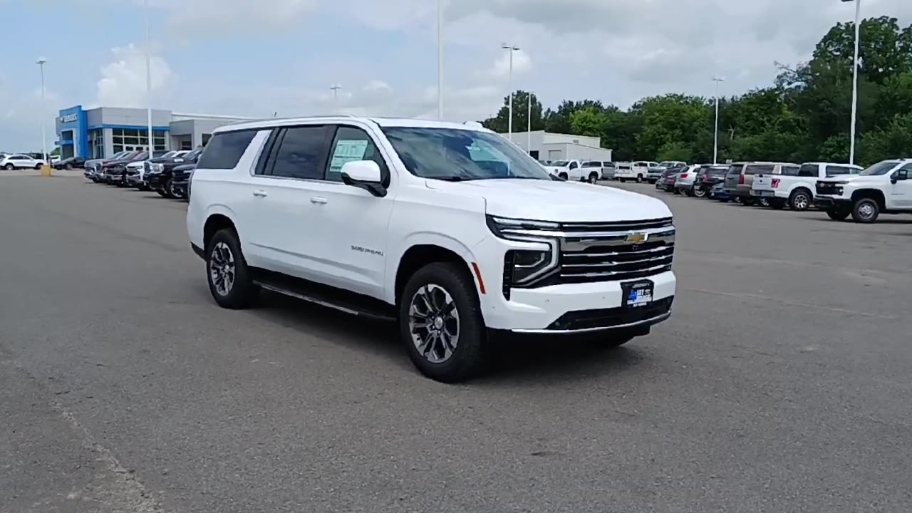 2025 Chevrolet Suburban LT photo 2