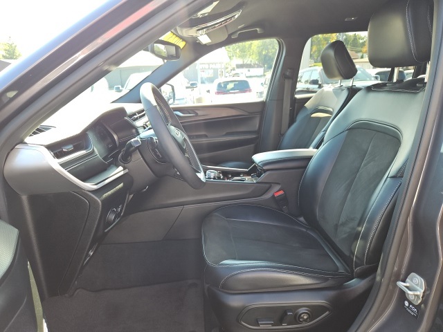 2023 Jeep Grand Cherokee Altitude photo 29