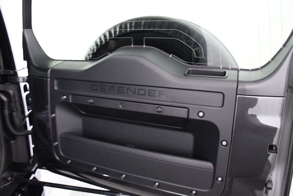2025 Land Rover Defender 130 V8 photo 21