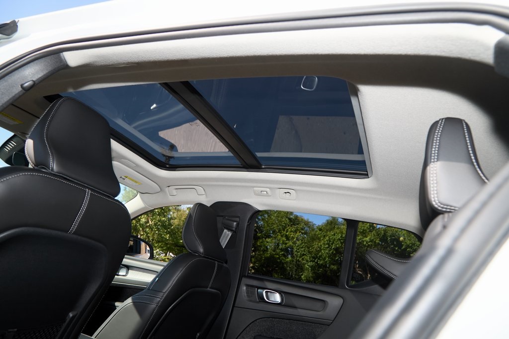 2025 VOLVO XC40 - Image 20