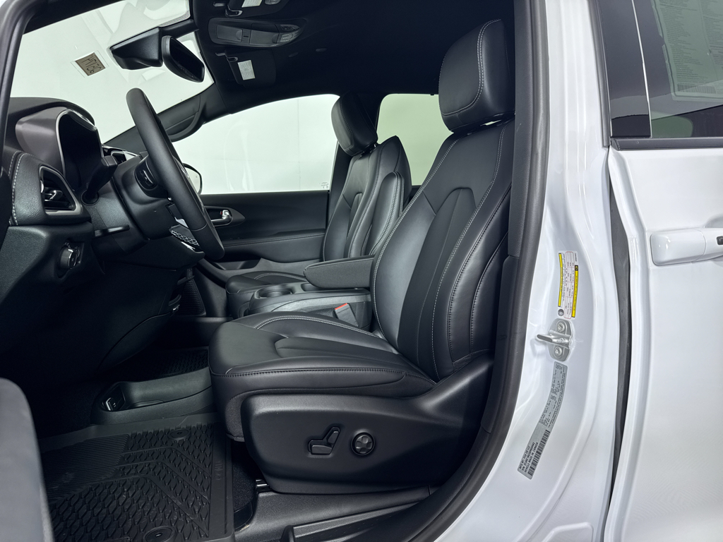 2025 Chrysler Pacifica photo 6