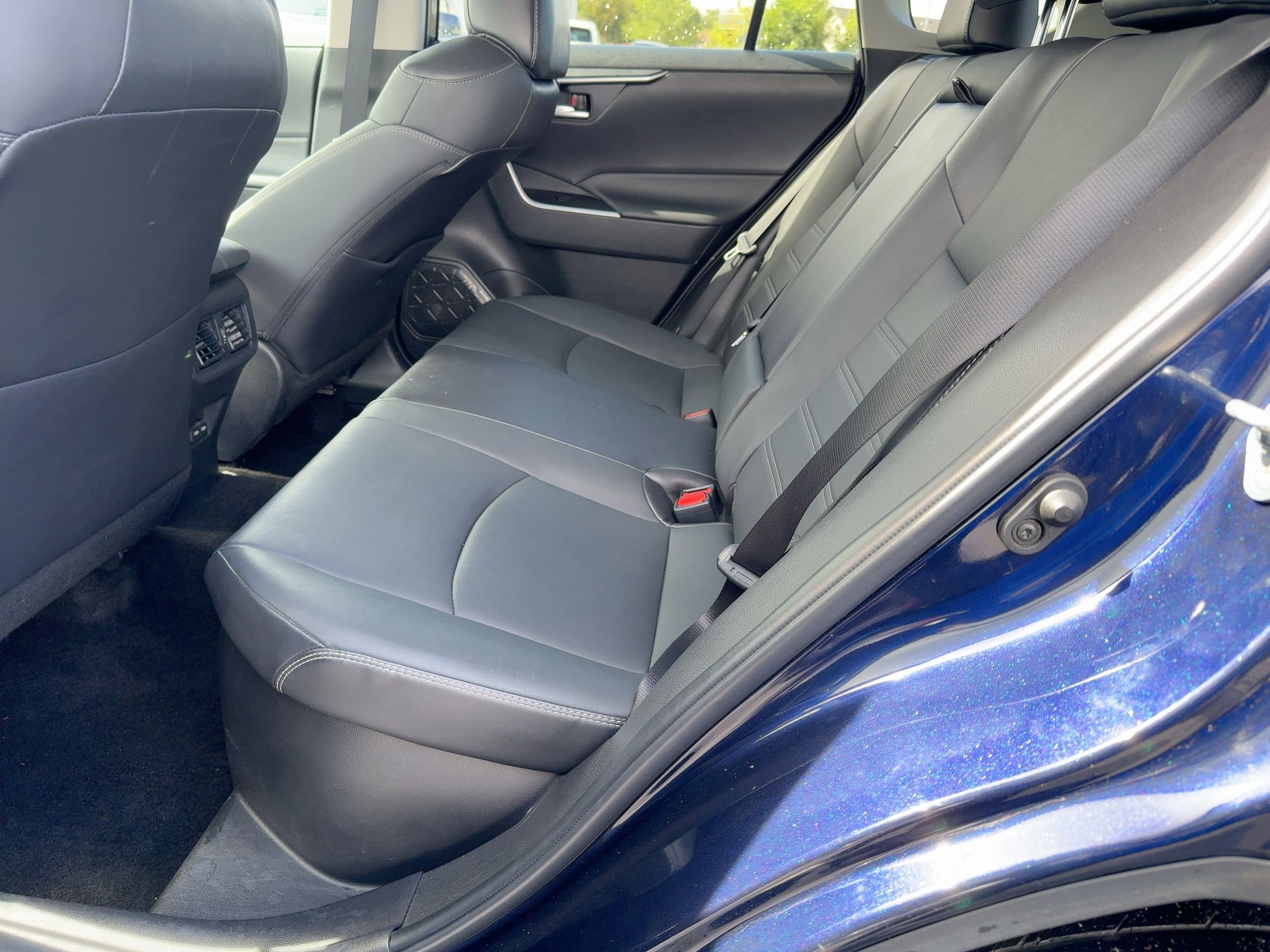 2022 Toyota RAV4 Hybrid XLE Premium photo 25