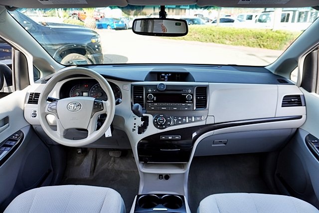 Used 2014 Silver Toyota LE image 18