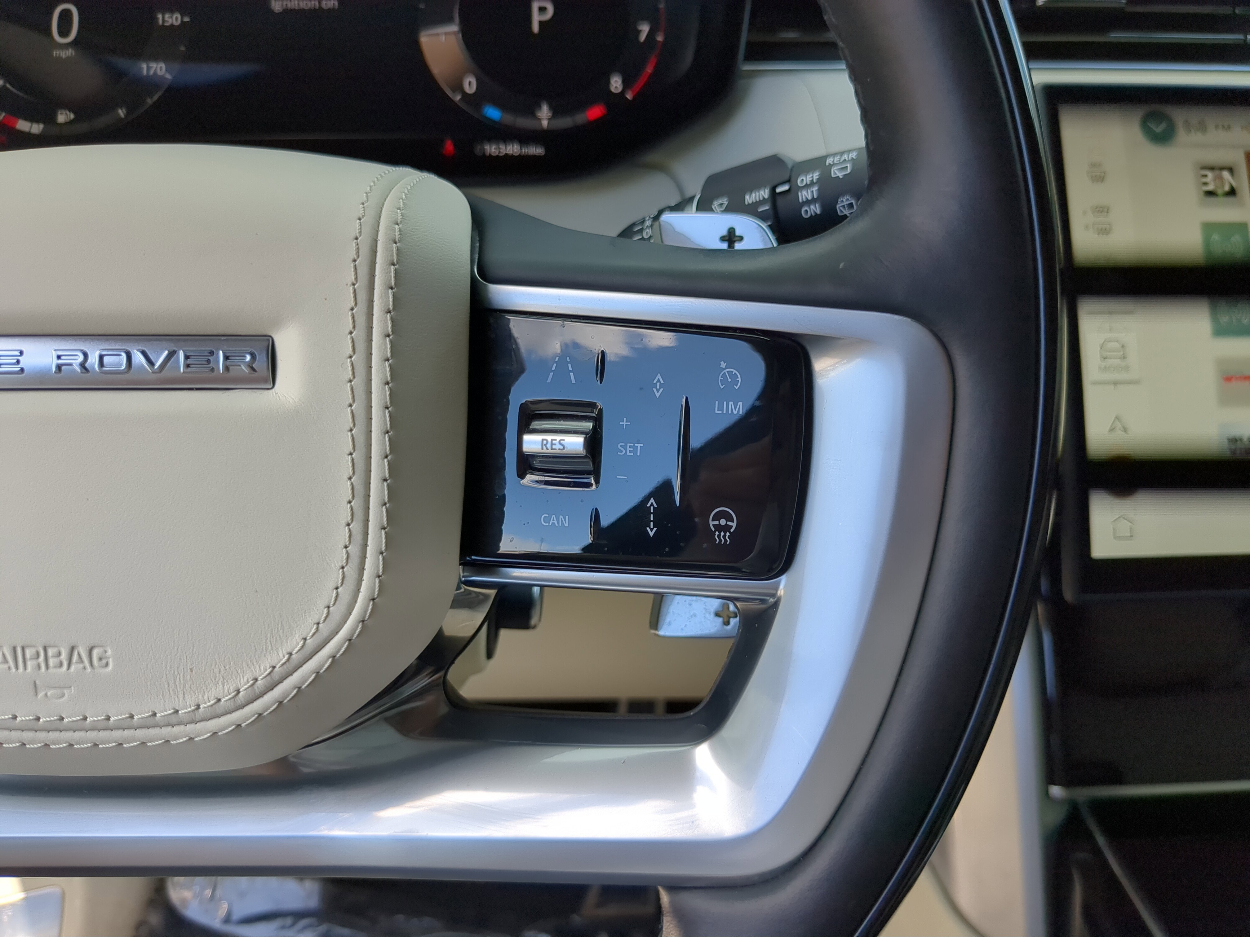 2025 Land Rover Range Rover SE photo 18