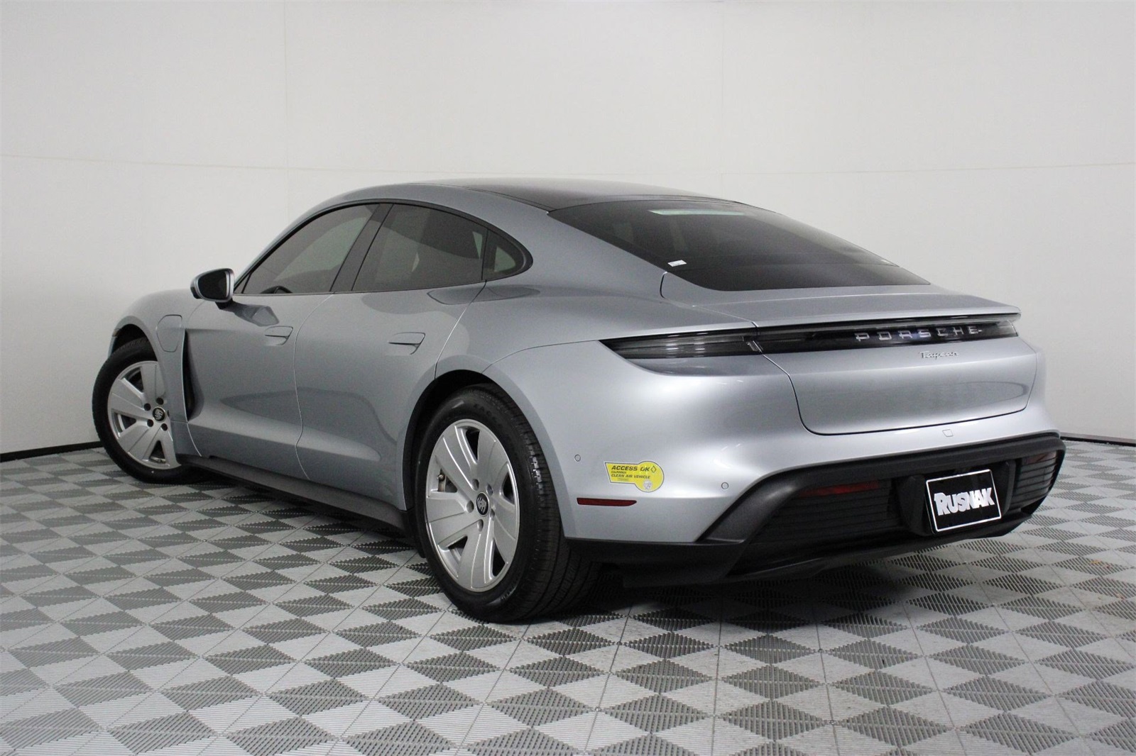 2022 Porsche Taycan photo 3