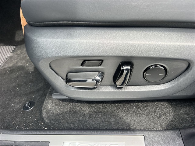 2024 Lexus GX Luxury - Photo 12