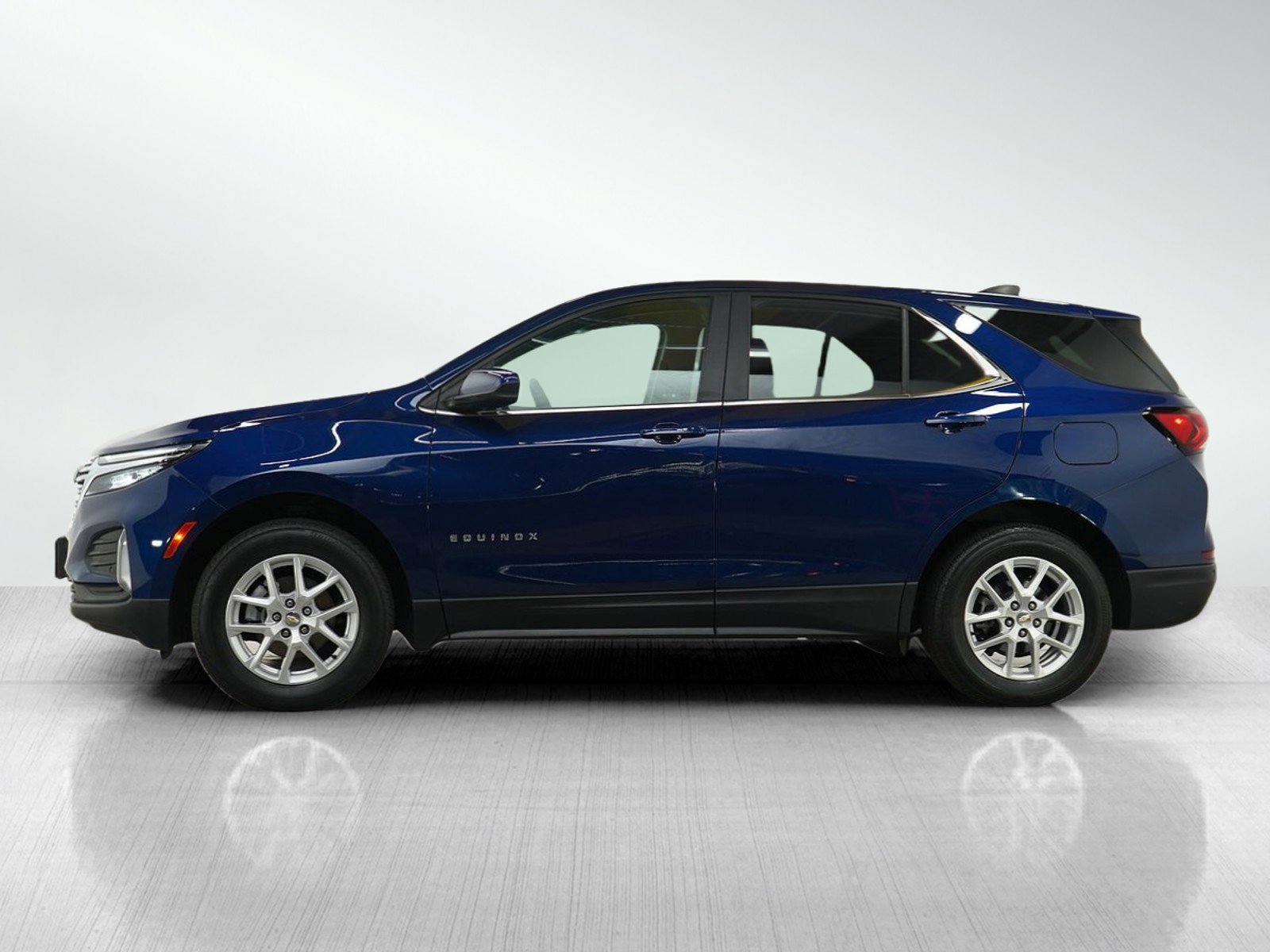 Used 2022 Chevrolet Equinox LT with VIN 3GNAXUEV1NL304628 for sale in Burnsville, Minnesota