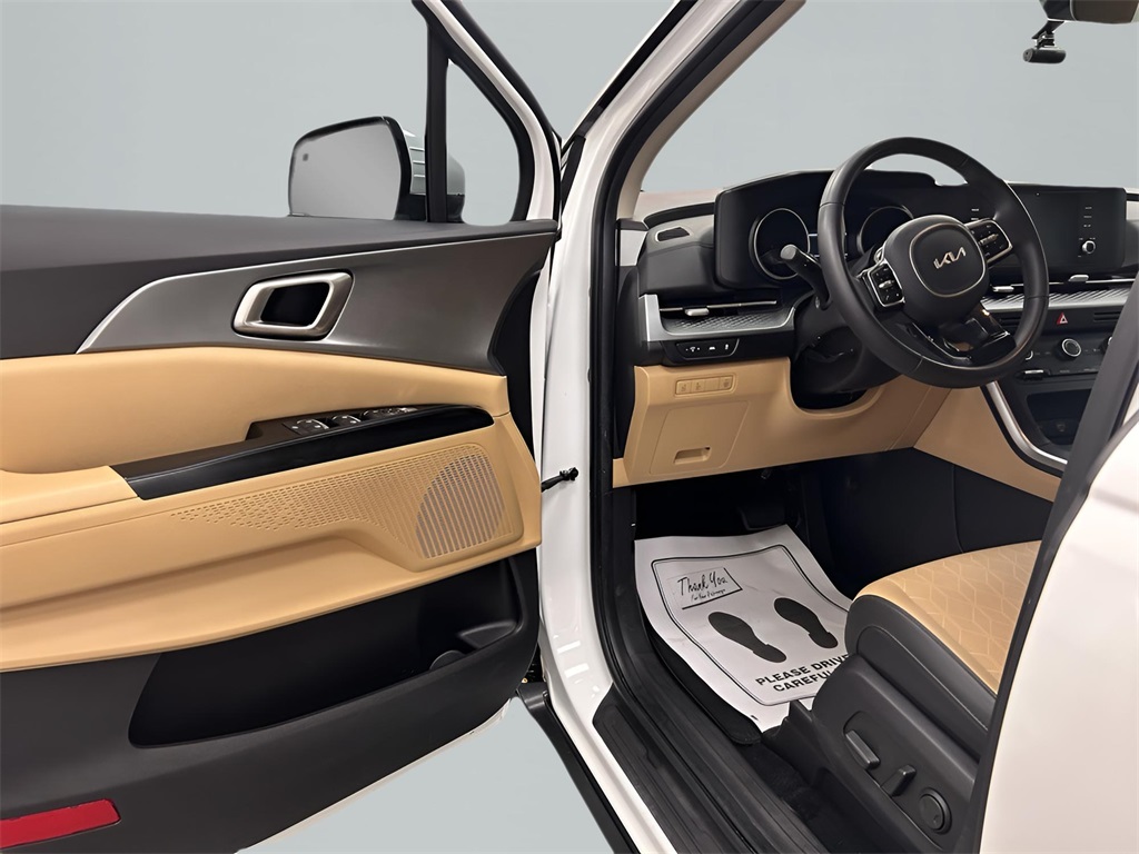 2024 Kia Carnival LX photo 9