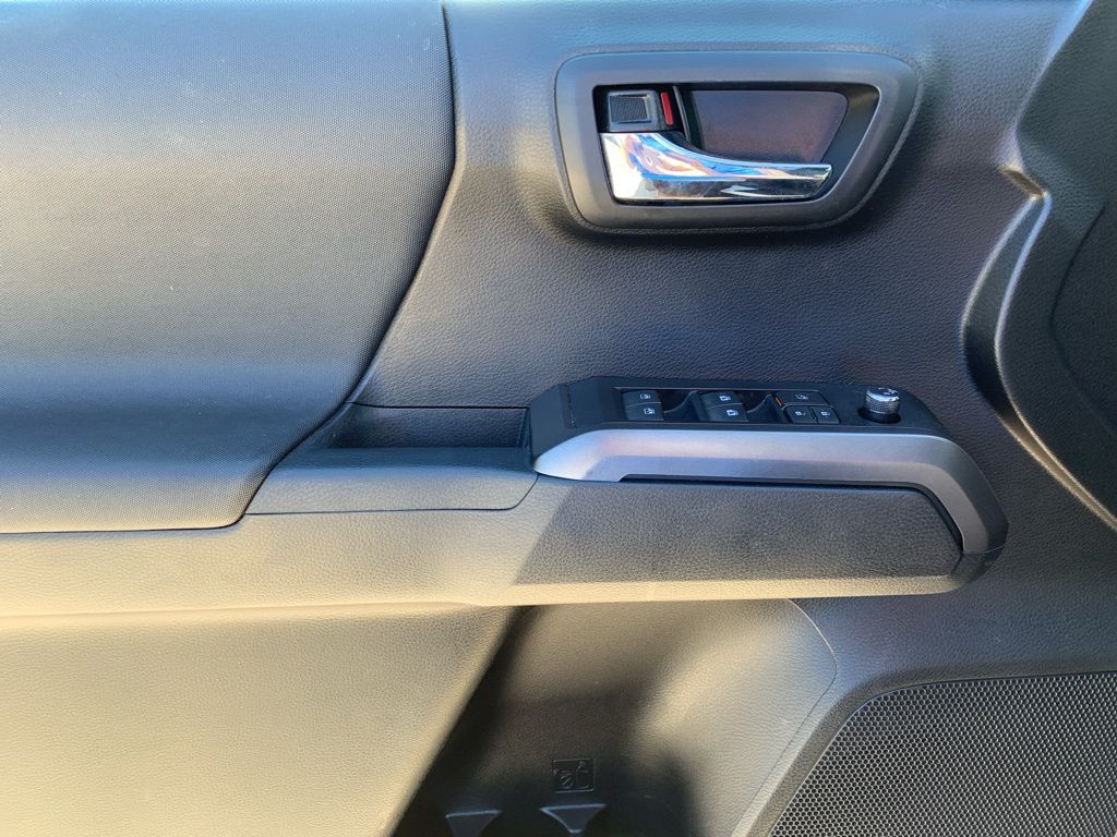 2017 Toyota Tacoma TRD Sport 4x4 Double Cab photo 9