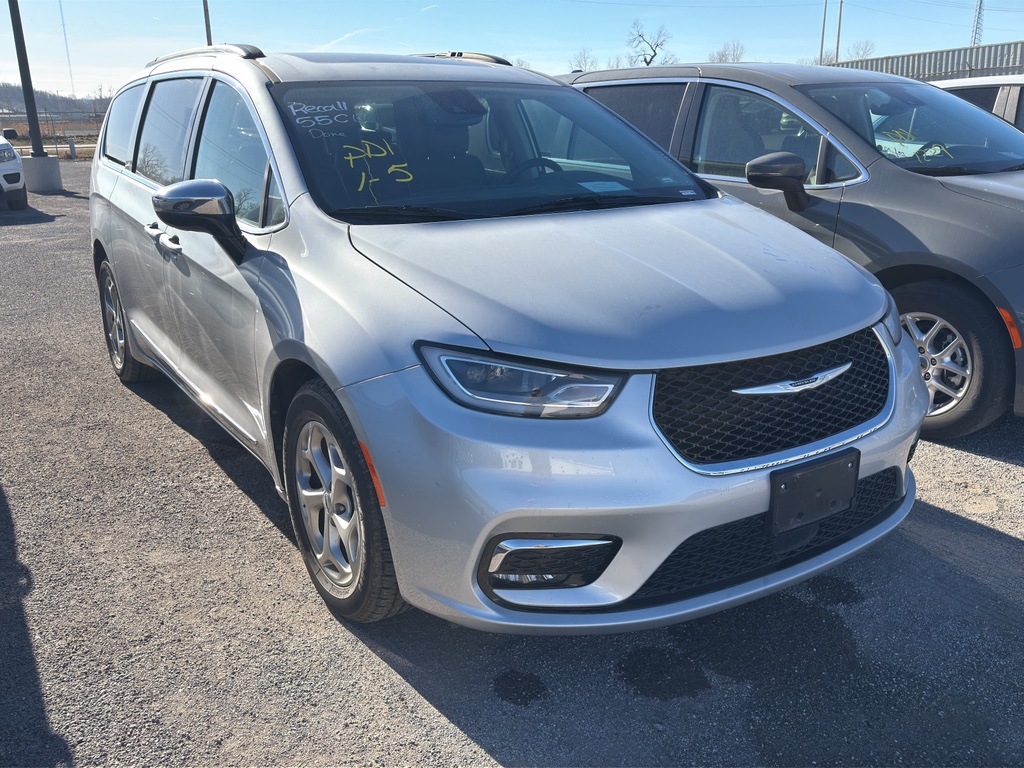 2023 Chrysler Pacifica Limited's photo