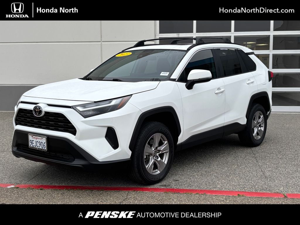 2023 Toyota RAV4 XLE's photo