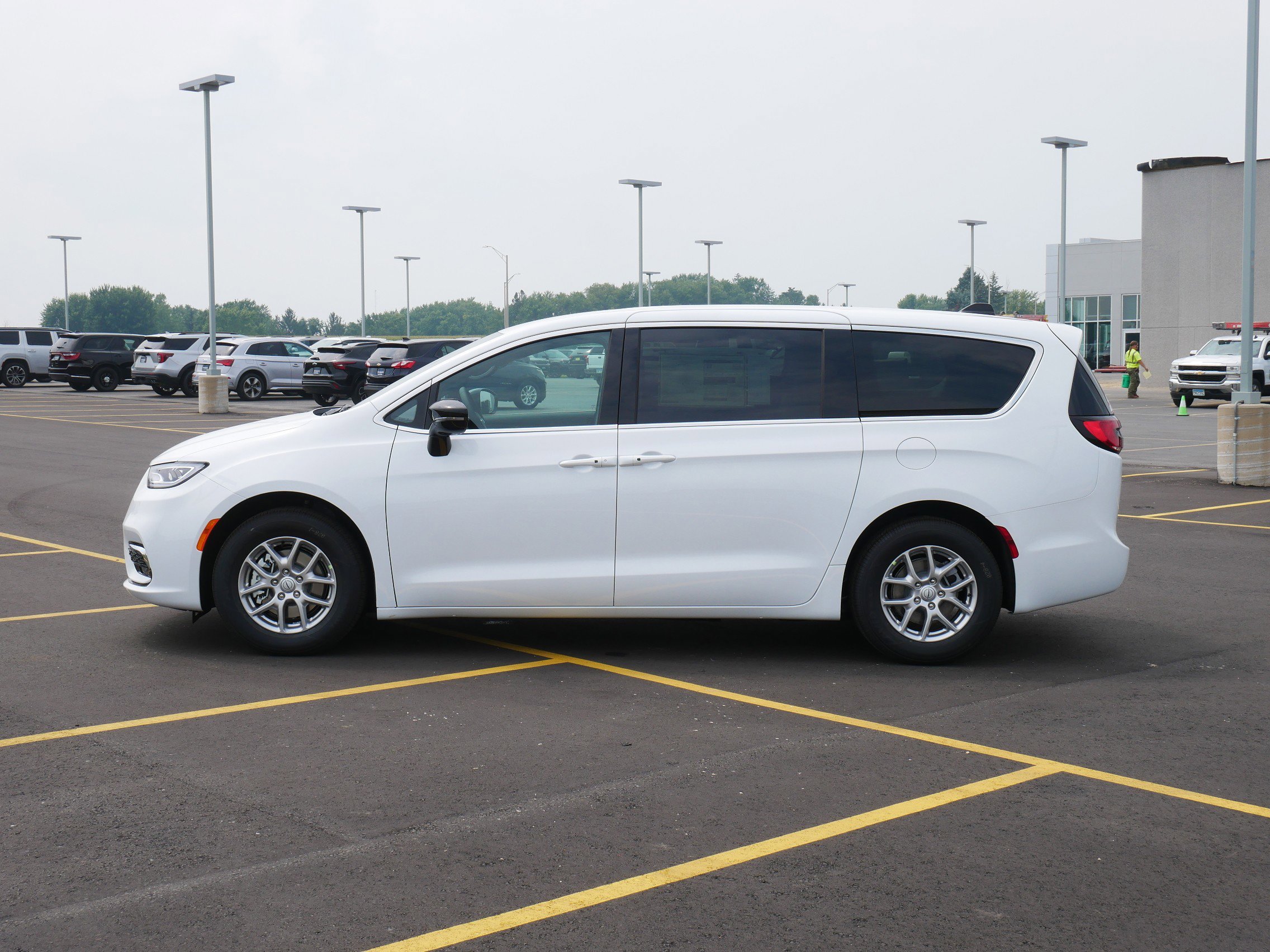 2025 Chrysler Pacifica photo 2