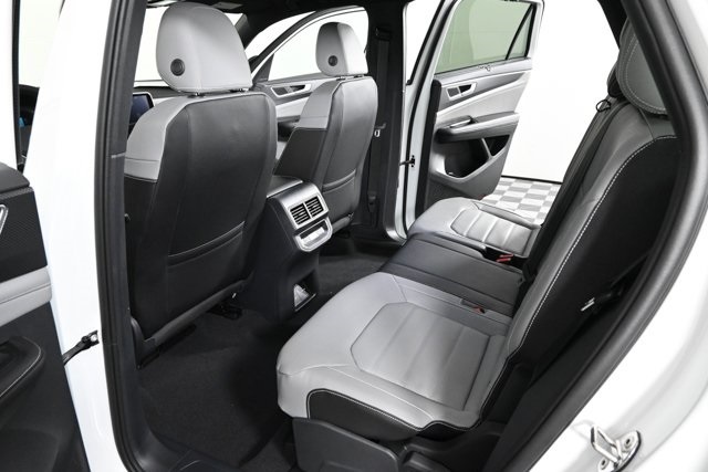 2025 Volkswagen Atlas Cross Sport SEL R-Line photo 12