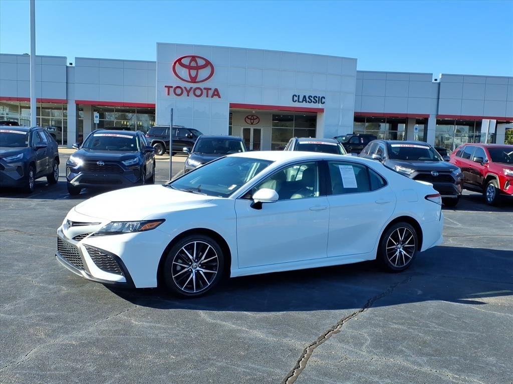 2023 Toyota Camry SE's photo