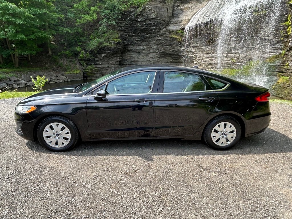 2019 Ford Fusion S photo 2