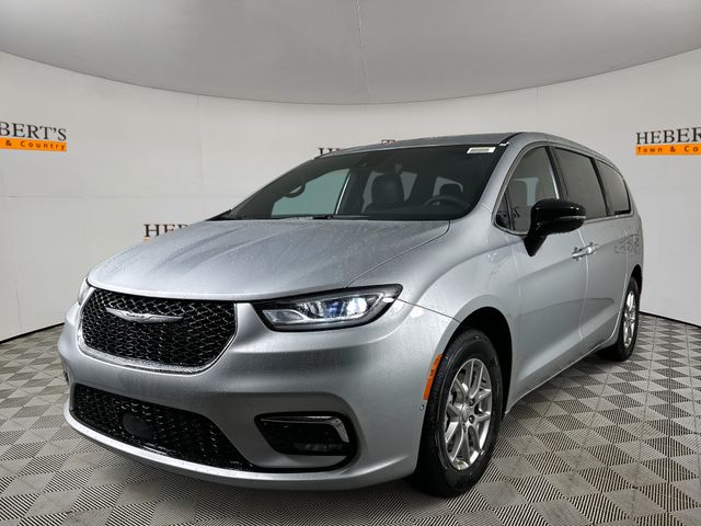 2026 Chrysler Pacifica Select's photo