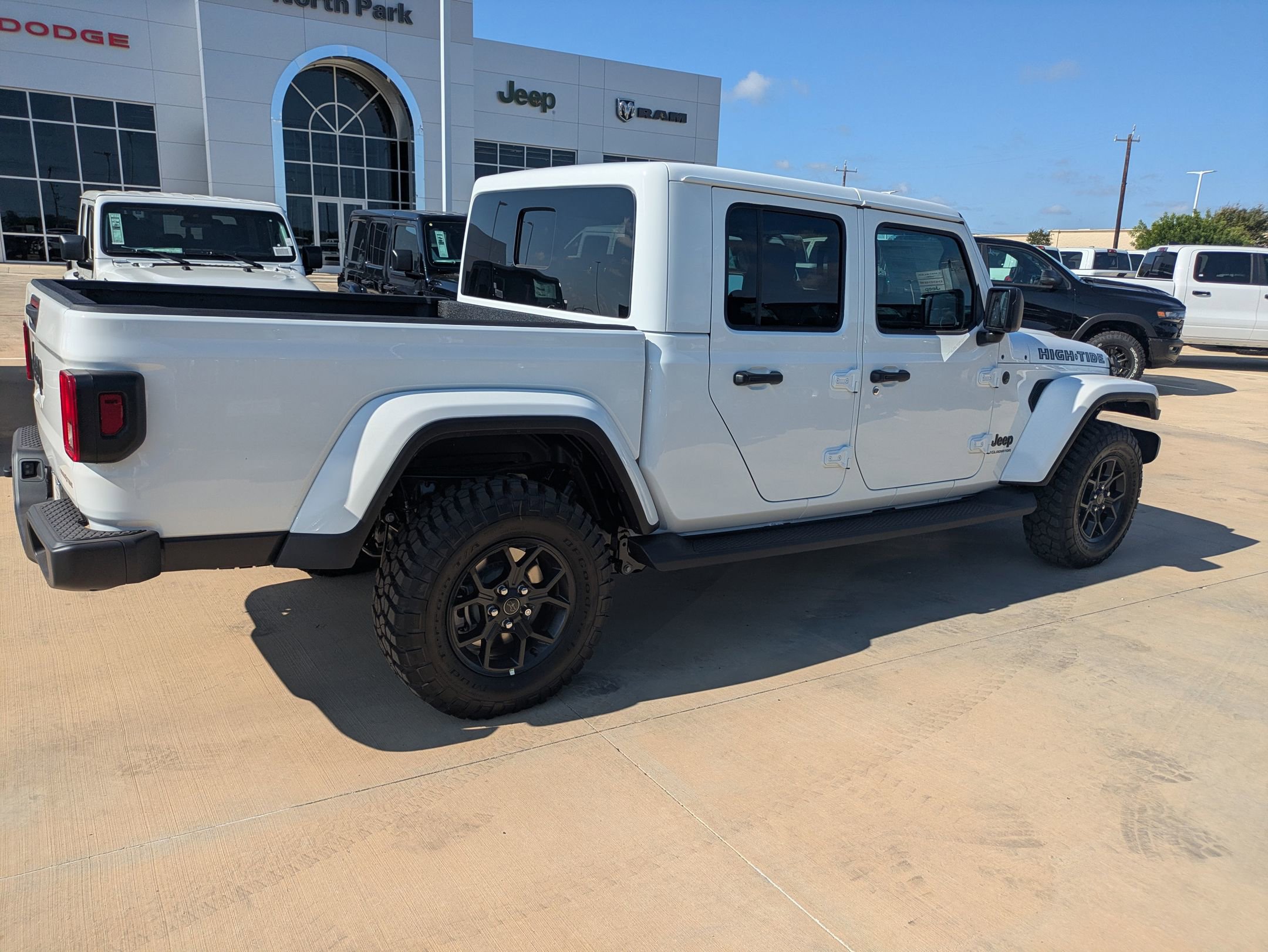 2025 Jeep Gladiator Sport photo 2