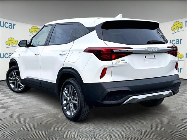 2023 Kia Seltos LX photo 2