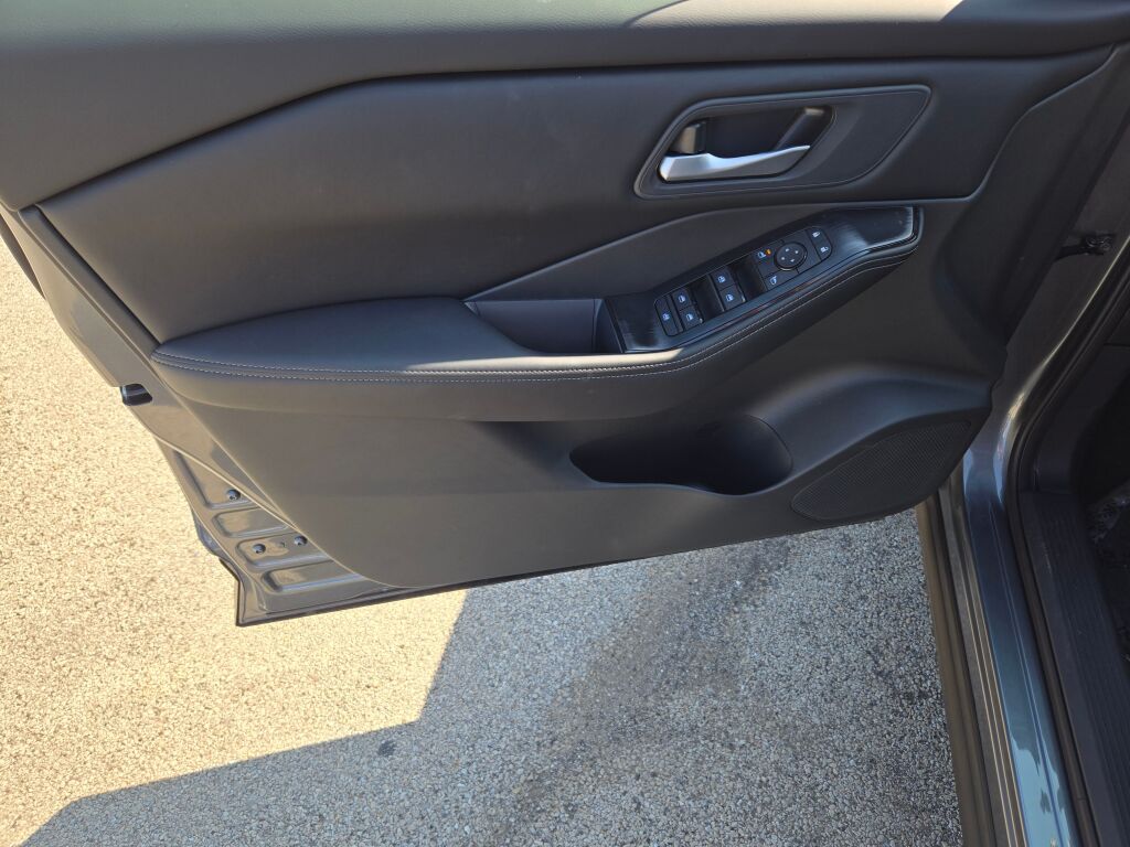 2026 Nissan Rogue SV photo 15