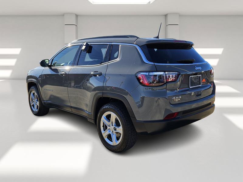 2023 Jeep Compass Latitude photo 2
