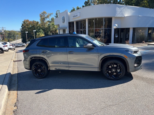 2026 Volkswagen Tiguan SE R-Line Black photo 2