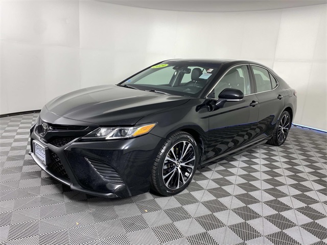 2019 Toyota Camry SE photo 3