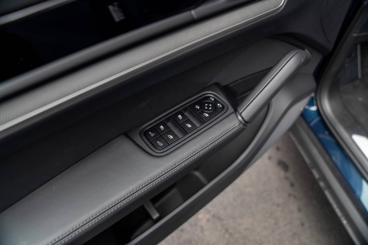 2025 Porsche Cayenne photo 25