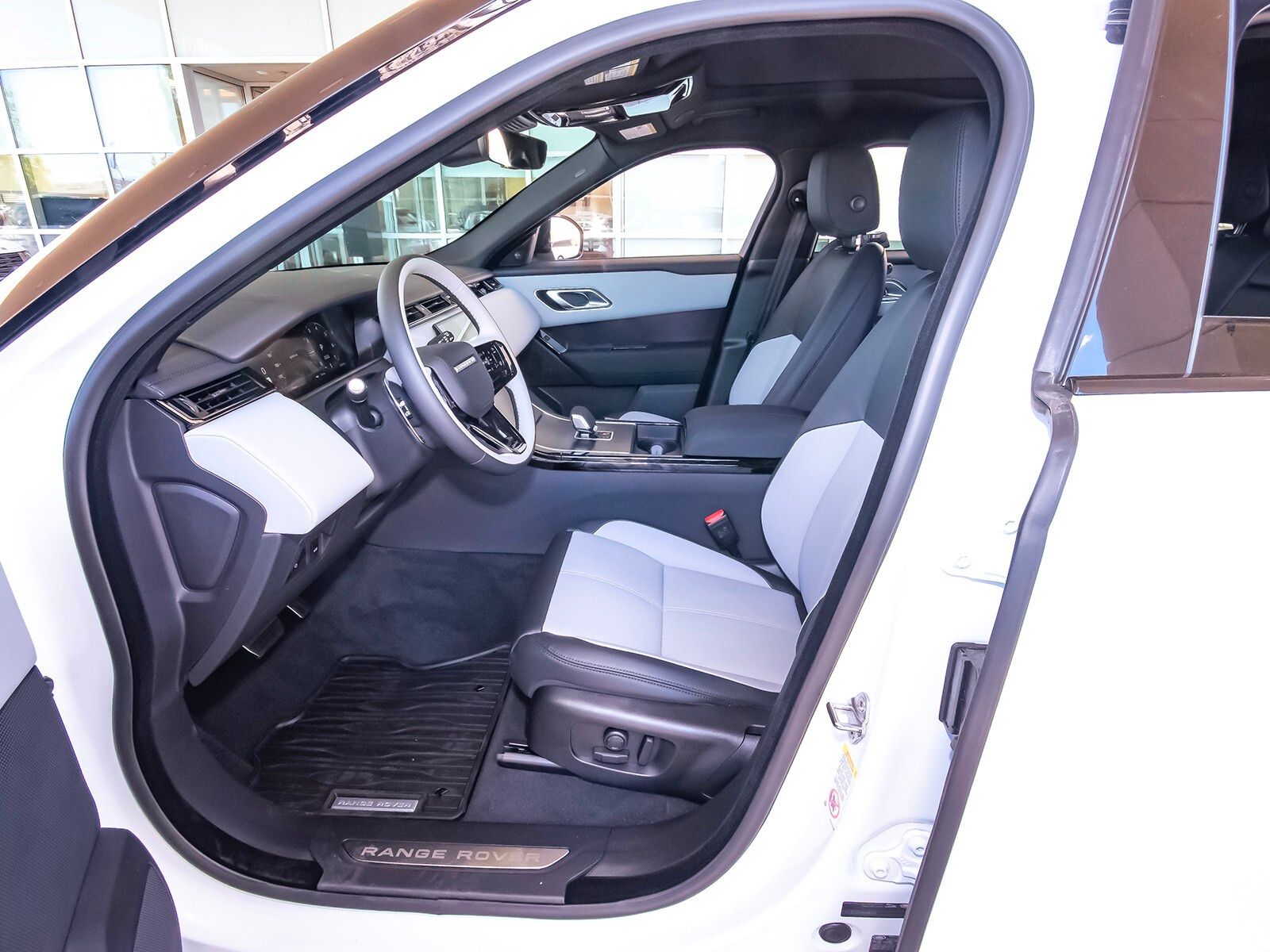 2026 Land Rover Range Rover Velar SE photo 33