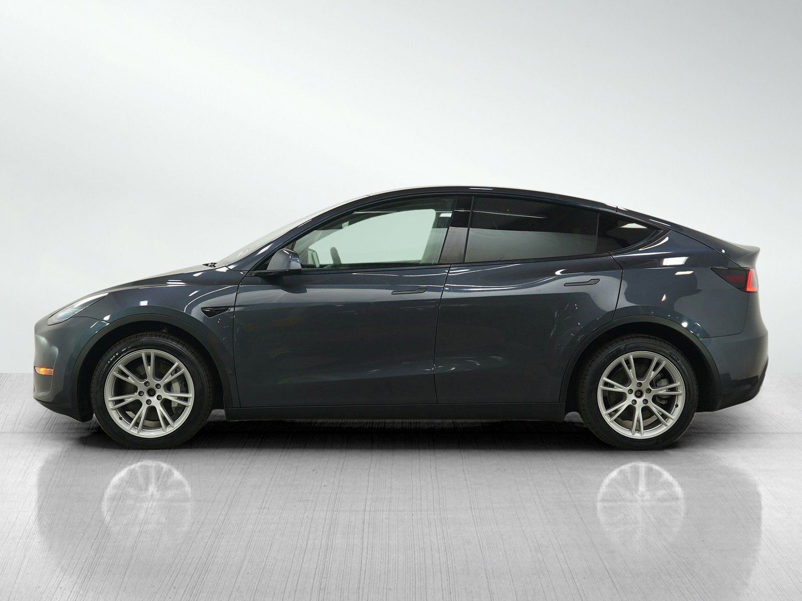 Used 2021 Tesla Model Y Long Range with VIN 5YJYGDEE8MF071576 for sale in South Saint Paul, Minnesota