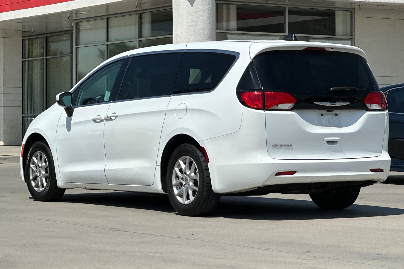 2022 Chrysler Voyager LX photo 4