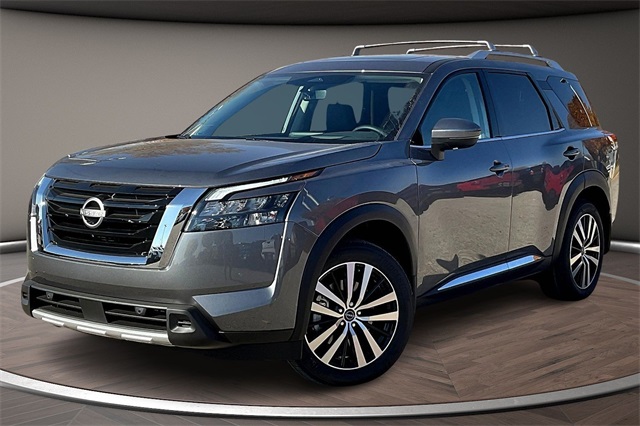 2025 Nissan Pathfinder Platinum's photo