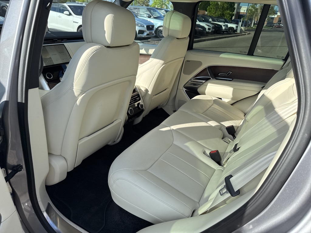 2023 Land Rover Range Rover SE photo 17