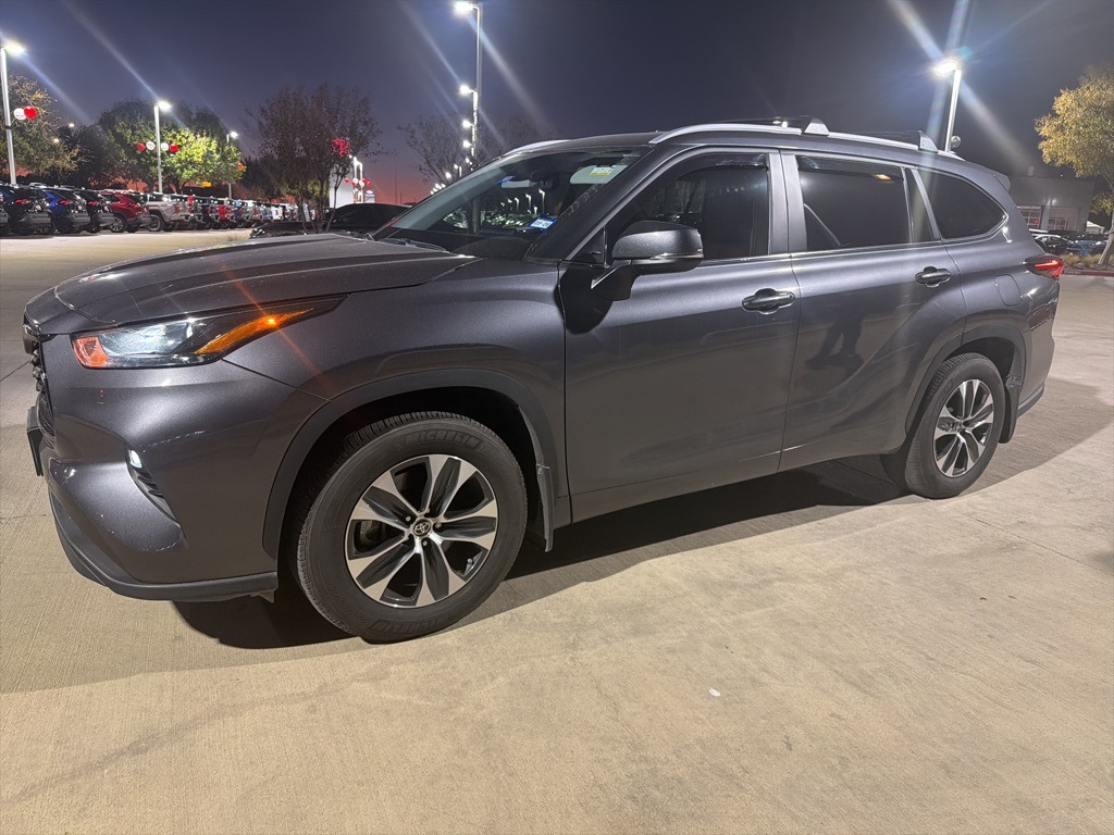 2024 Toyota Highlander XLE's photo