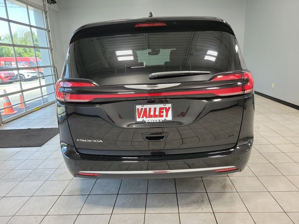 2025 Chrysler Pacifica photo 4