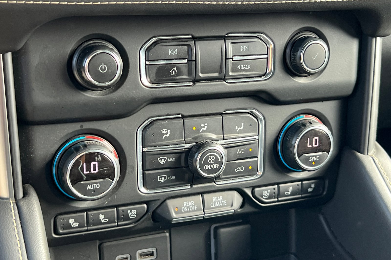 2021 Chevrolet Suburban Premier photo 19