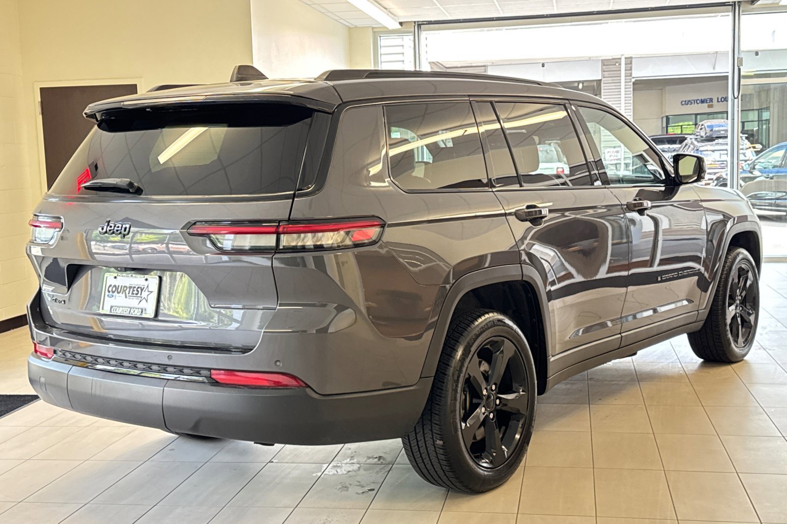 2023 Jeep Grand Cherokee Altitude photo 2