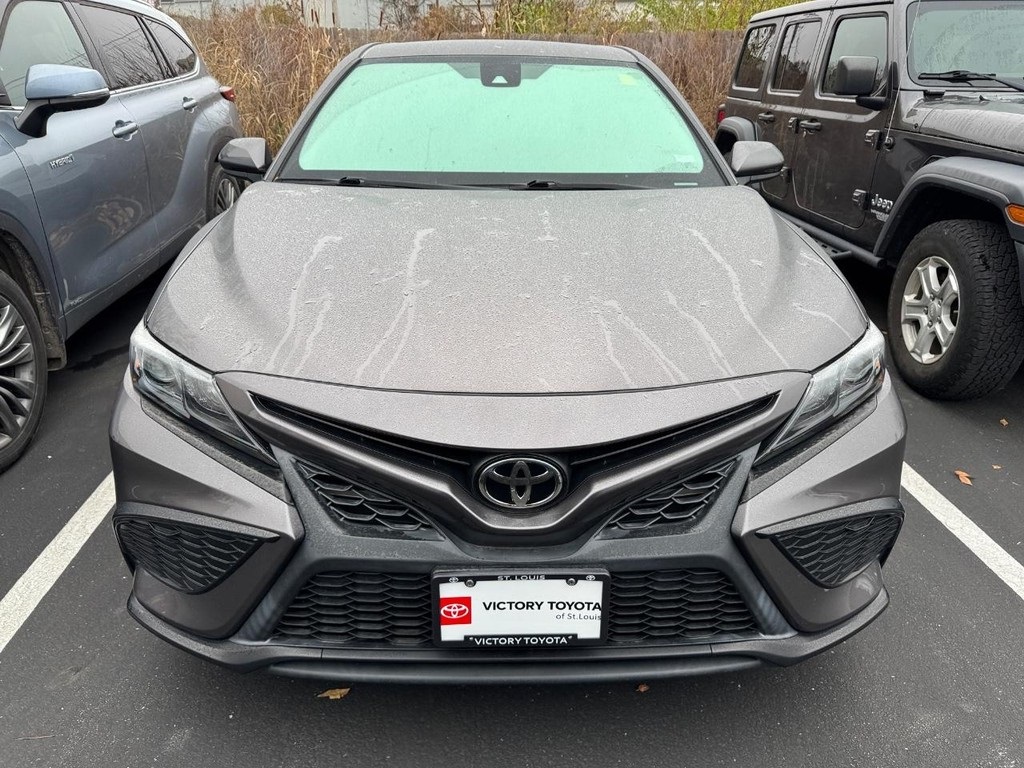 2021 Toyota Camry SE photo 2