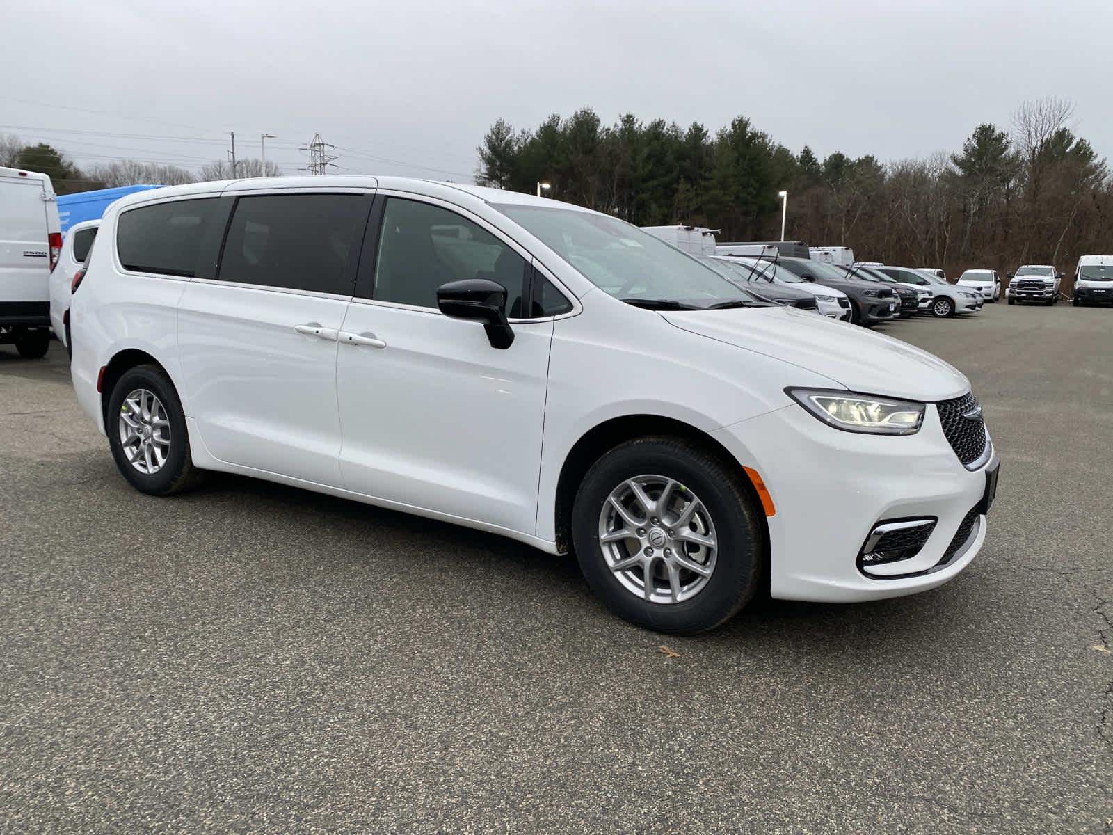 2026 Chrysler Pacifica Select's photo