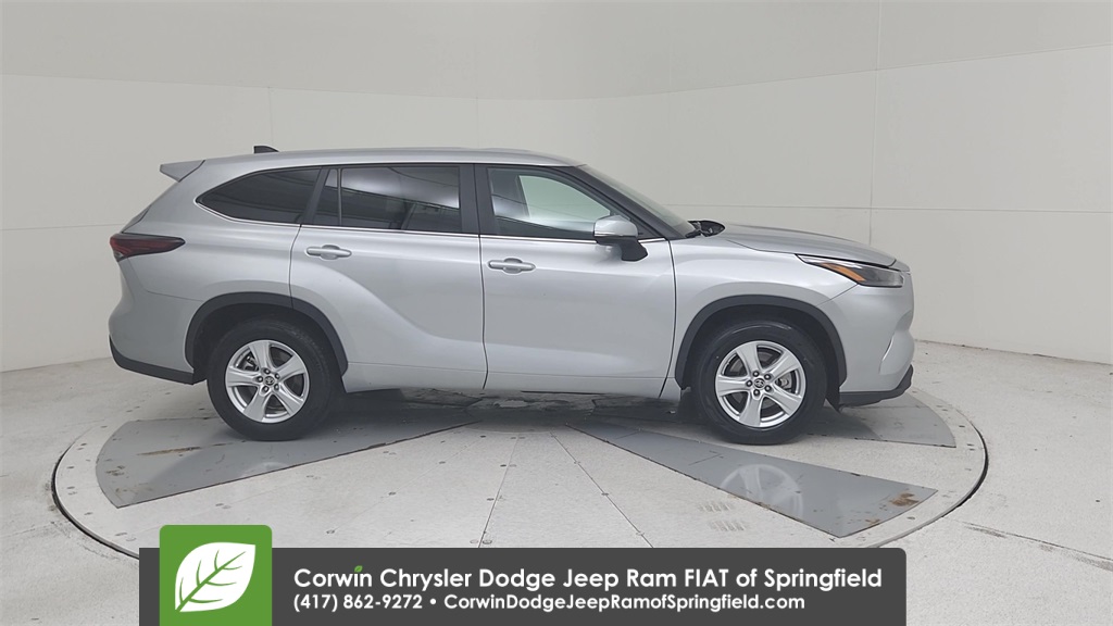 2024 Toyota Highlander LE photo 17