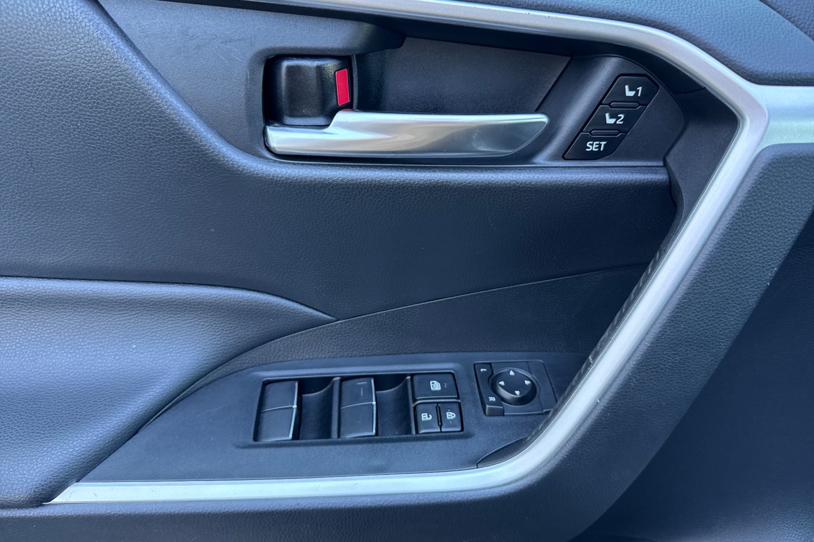 2021 Toyota RAV4 XLE Premium photo 10