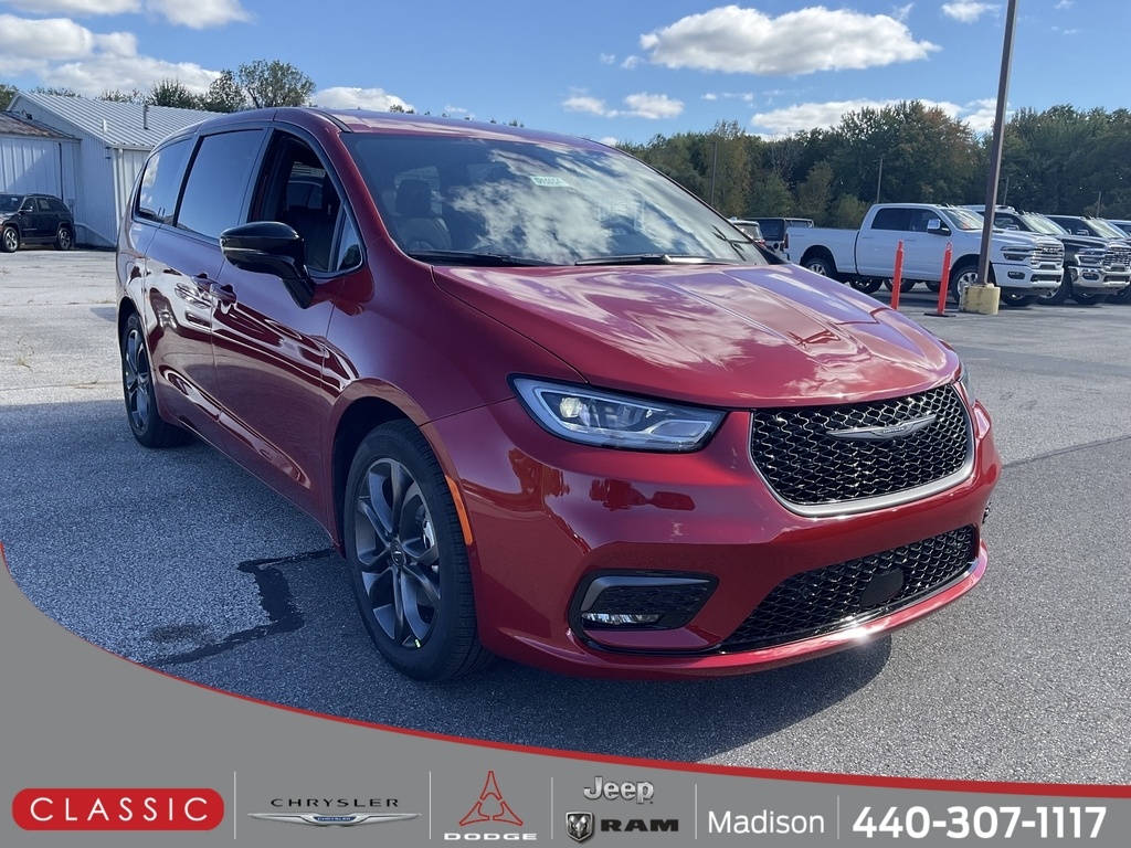 2026 Chrysler Pacifica Select's photo