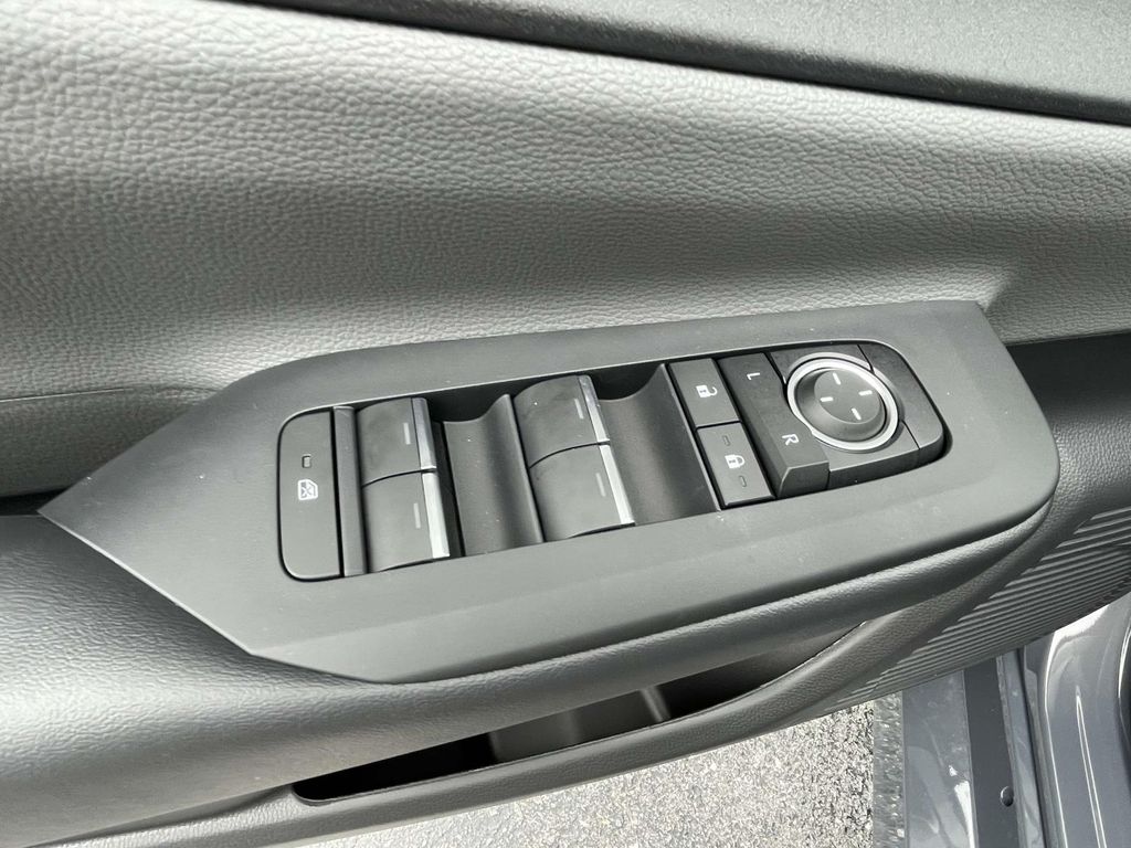 2025 Toyota Prius XLE photo 13