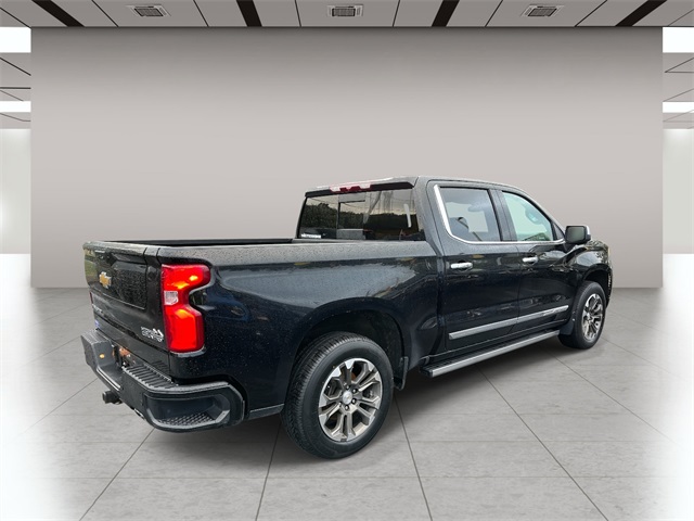 2023 Chevrolet Silverado 1500 High Country photo 2