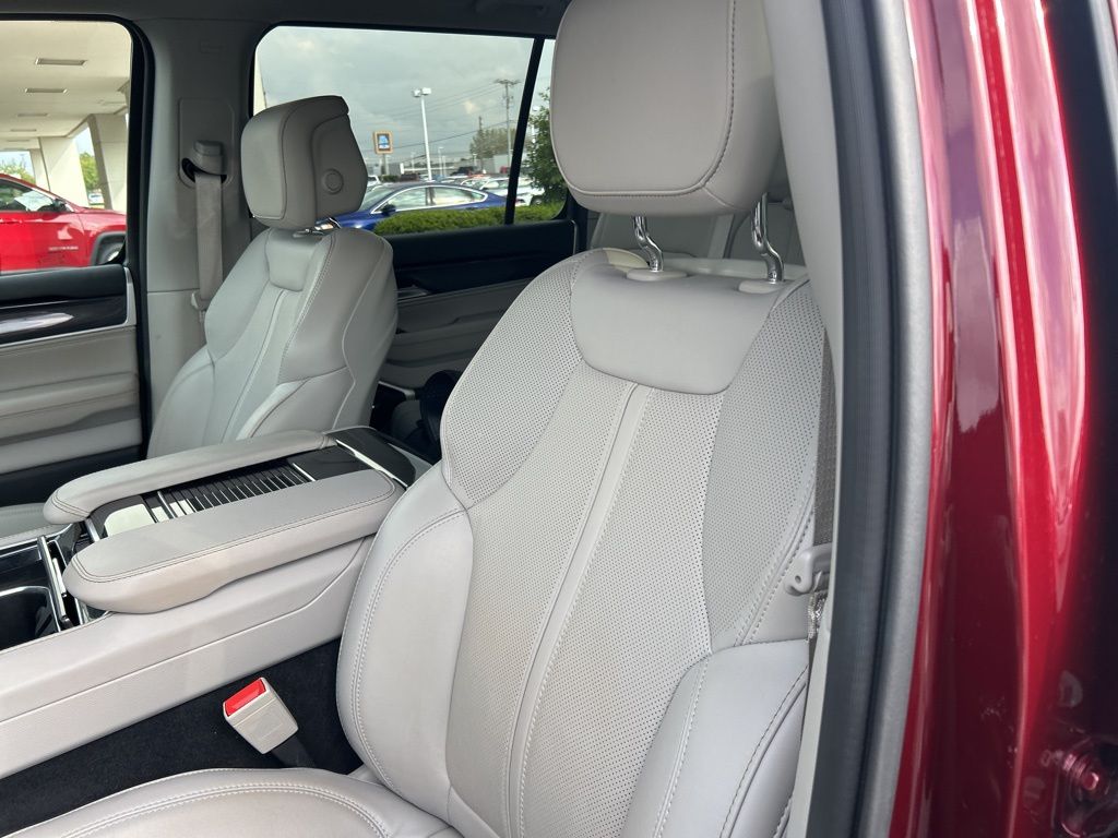 2024 Jeep Wagoneer Base photo 30