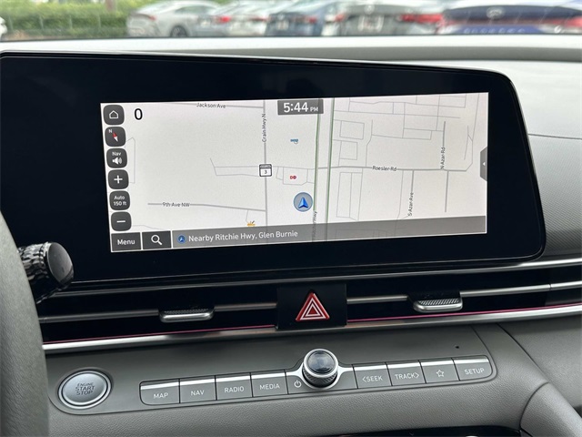 2024 Hyundai Elantra SEL photo 3